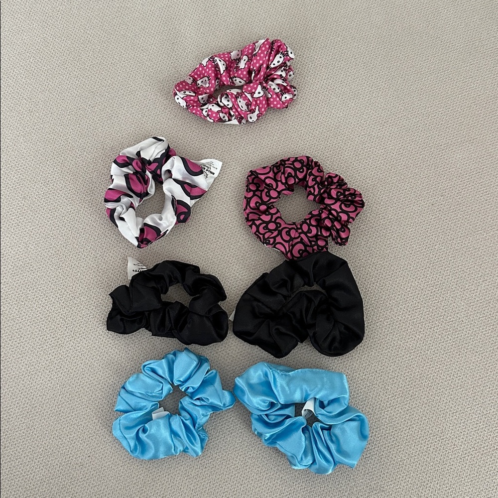 HELLO KITTY SET OF 7 SATINY HAIR SCRUNCHIES